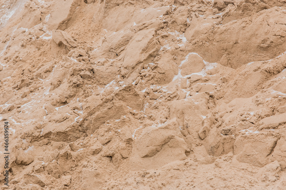 Obraz premium A large pile of sand of natural industrial material is stored outdoors on the territory of the plant