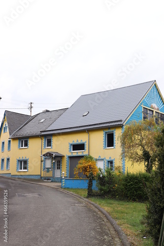Fototapeta Naklejka Na Ścianę i Meble -  Buntes Haus im Dorf.