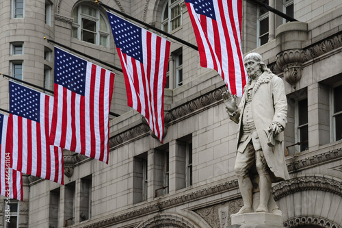 Statue von Benjamin Franklin vor amerikanischen Flaggen