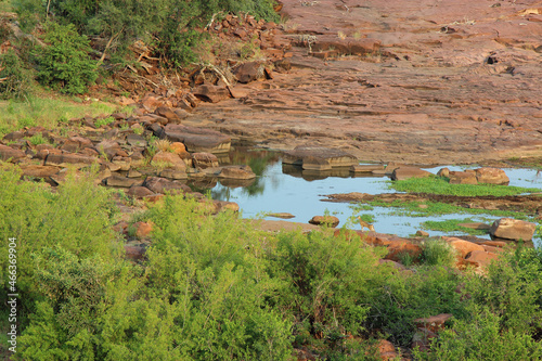 Afrikanischer Busch - Kr  gerpark - Red Rocks   African Bush - Kruger Park - Red Rocks  