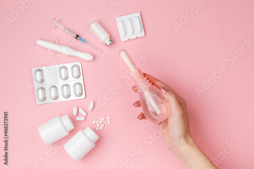 Bilde på lerret vaginal enema in woman hand, suppositories, tablets, applicator on pink background, treatment of vaginal infections from candidiasis, thrush, sexually transmitted infections