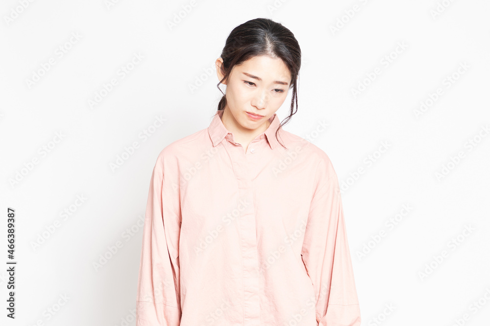 失敗して落ち込んでいる女性