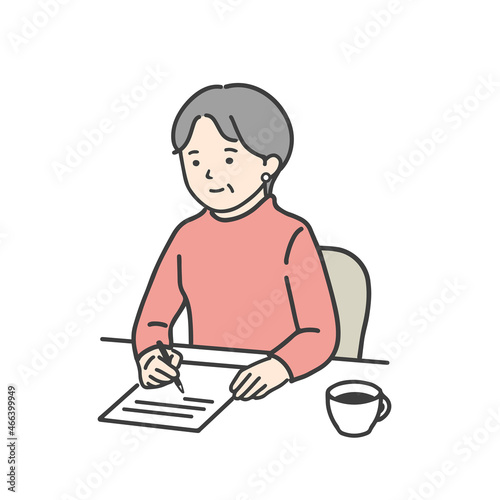 手紙を書いているシニア女性