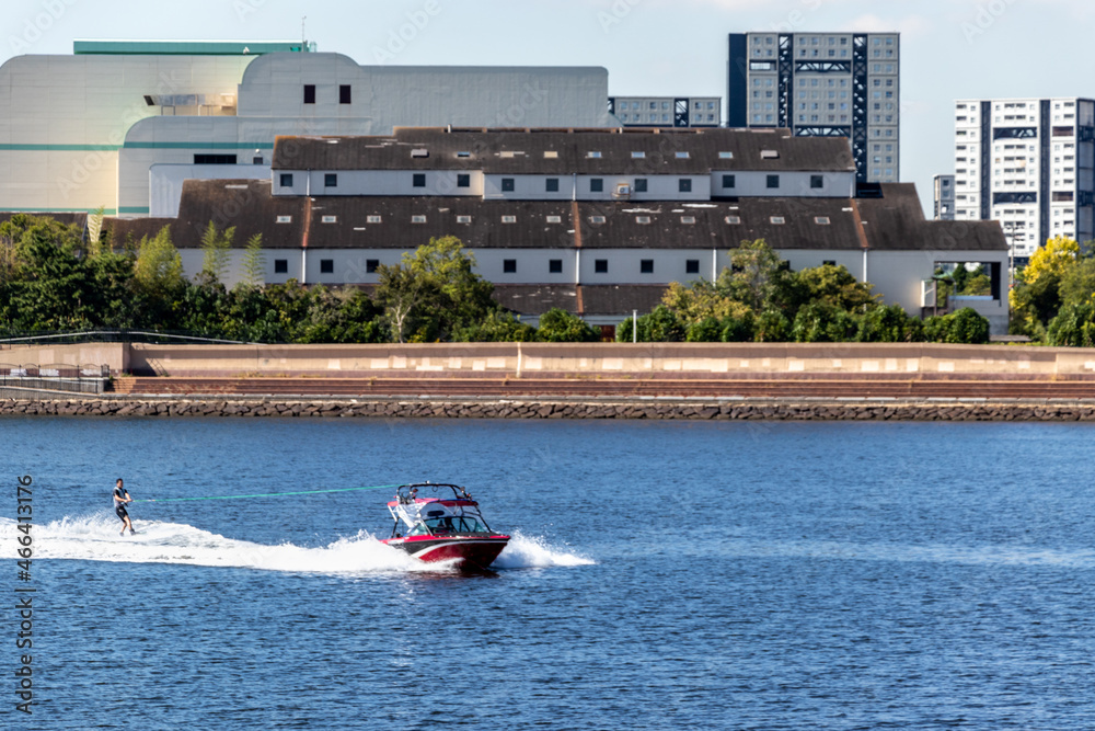 Obraz premium 海上で水上スキーを楽しむ