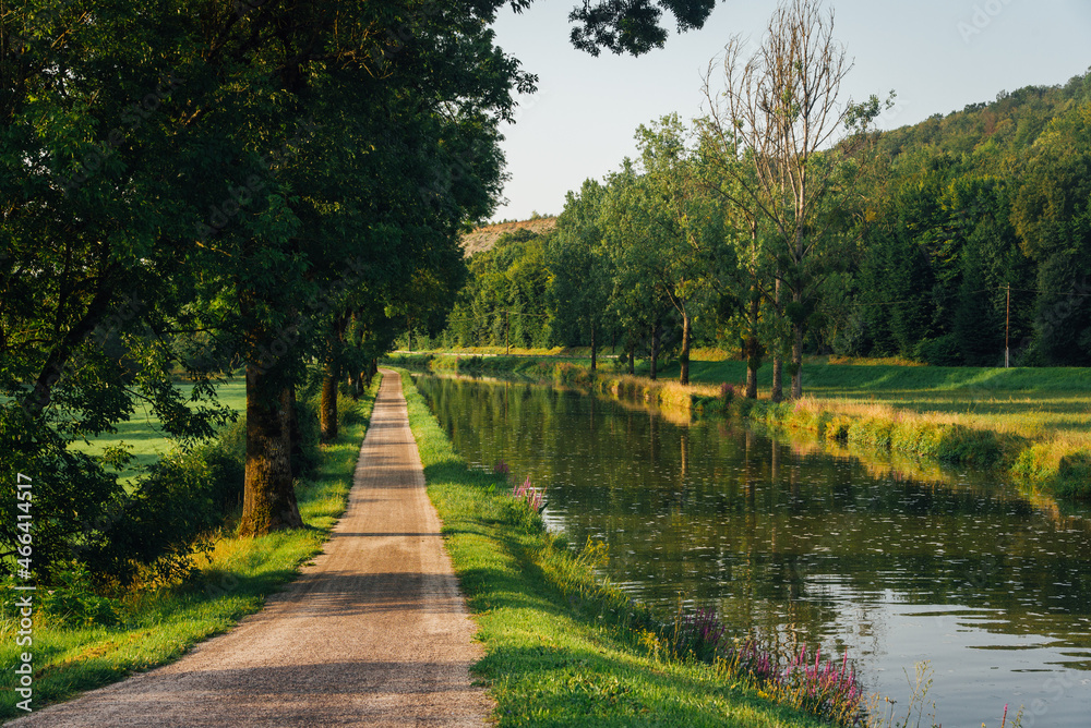 Un chemin de halage en Bourgogne. Un chemin de halage le long d'un canal.