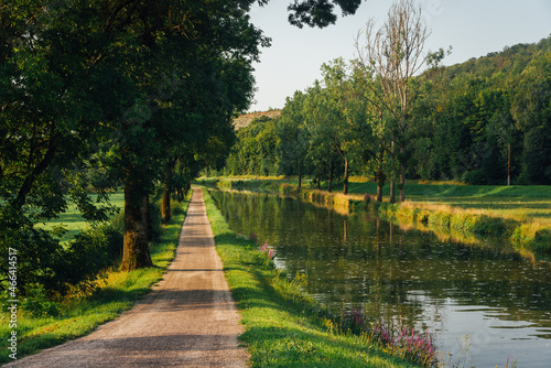 Un chemin de halage en Bourgogne. Un chemin de halage le long d'un canal. photo