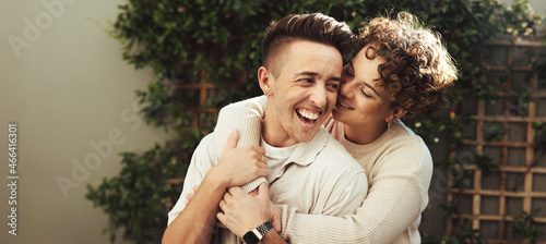 Foto Cheerful couple embracing each other outdoors