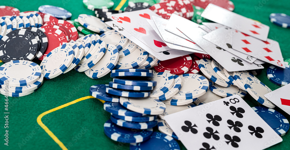 Obraz premium The game chips and palying cards for betting in gambling