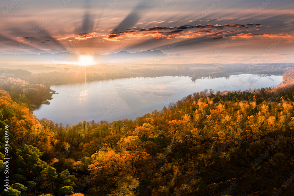 Obraz na płótnie Jesienny wschód słońca na Warmii w północno-wschodniej Polsce w salonie