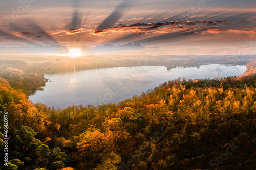 Jesienny wschód słońca na Warmii w północno-wschodniej Polsce