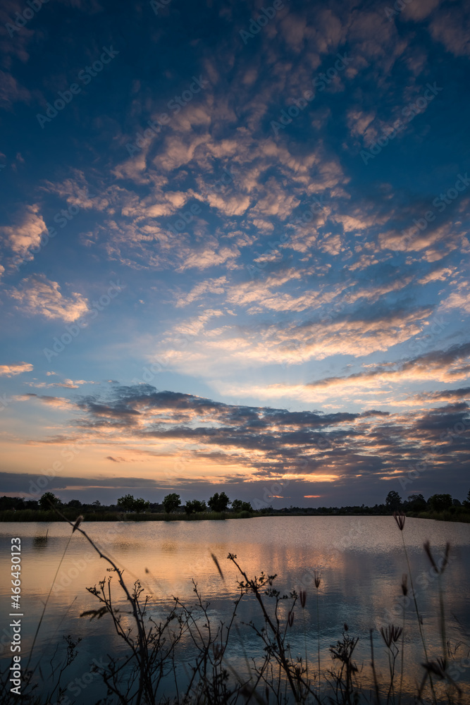 Obraz premium sunset at the lake