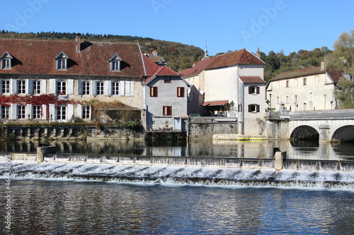 Cuadro en lienzo La Loue devant le pont de Quingey