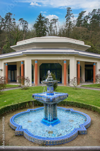 Fontaine en mosaïque bleue à Bagnoles de l'Orne photo