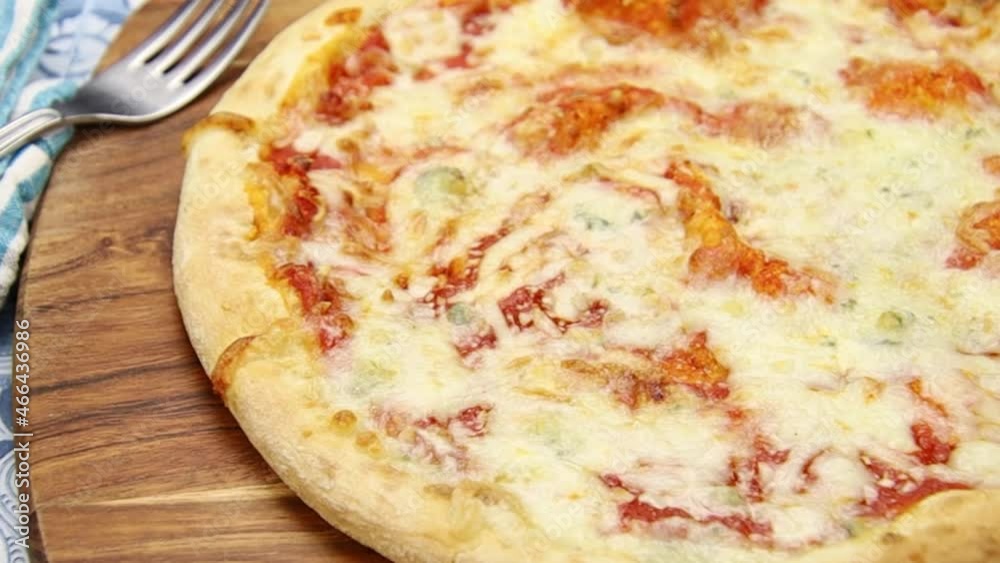 pizza aux fromages sur une planche à découper