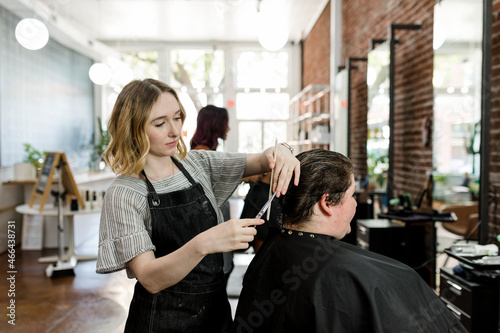 Hairstylist set the customer&#39;s hair in a perm