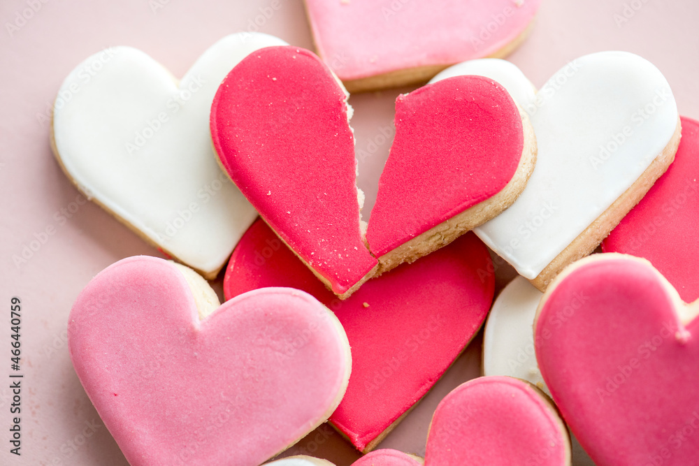Obraz premium Broken heart-shaped cookies