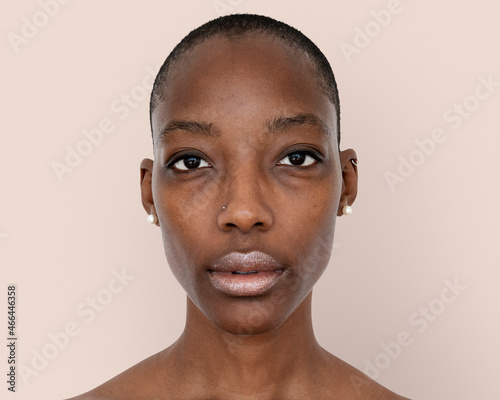 Obraz na plátne African woman face photography, skinhead hairstyle