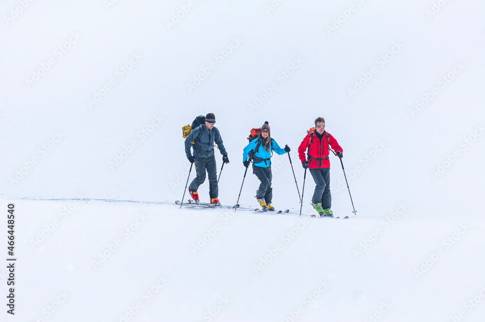 Unterwegs auf Skitour im hochalpinen Gelände
