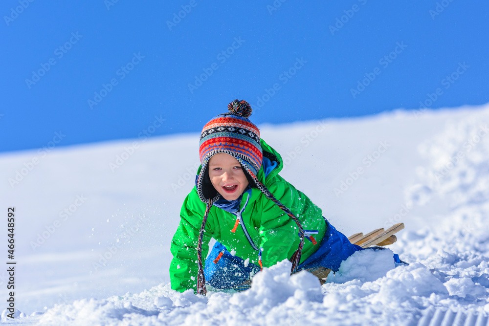kleiner Junge beim Schlittenfahren im Winter kleiner Junge beim Schlittenfahren im Winter