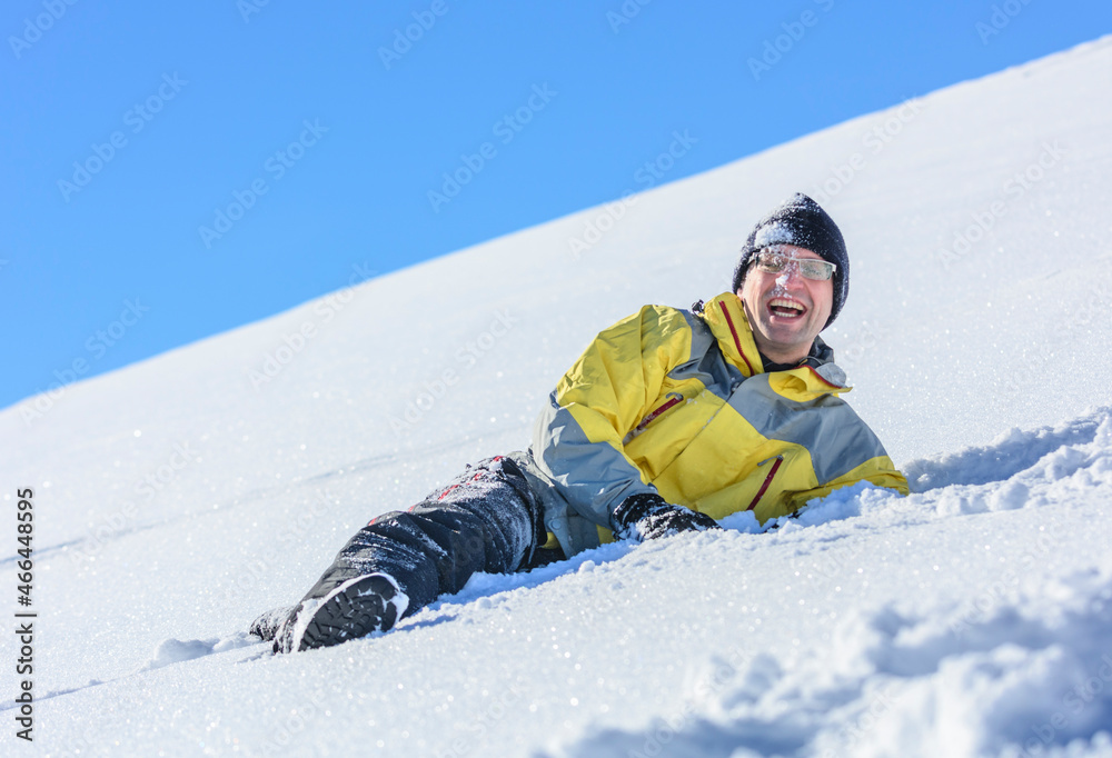 gestürzter Rodler im Tiefschnee gestürzter Rodler im Tiefschnee