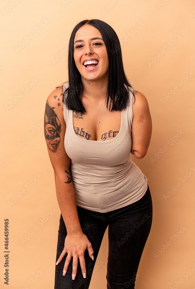 Obraz premium Young caucasian woman with one arm isolated on beige background