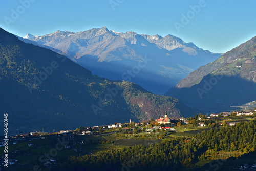 Südtirol bei Meran-Schenna; Blick über das Dorf Tirol zur Ortlergruppe