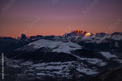 lever de soleil sur le vercors enneigé
