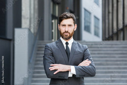 Schilderij op canvas portrait young confident successful Caucasian bearded businessman looking at cam