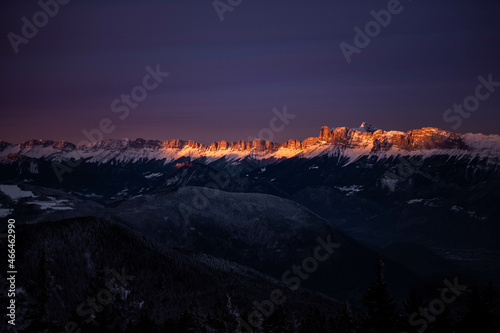 lever de soleil sur le vercors enneigé