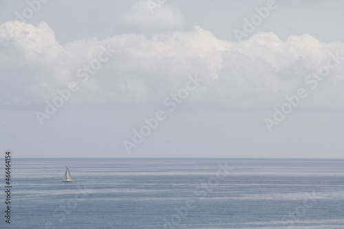 Mar Mediterr  neo en un d  a soleado de verano.