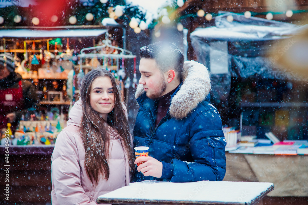 Obraz premium Young couple on Lviv Christmas