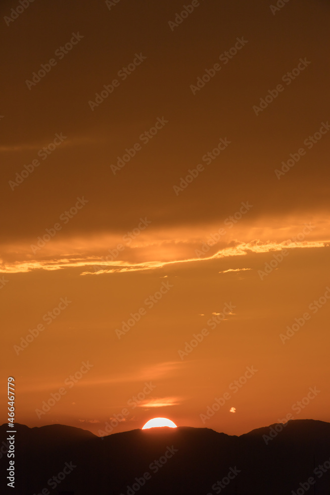 沈む綺麗な夕日と夕焼けの風景 沈む綺麗な夕日と夕焼けの風景