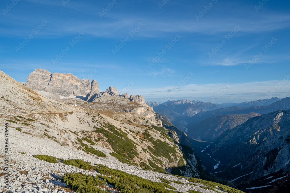 Obraz premium Dolomiten Drei Zinnen Sonnenaufgang Auronzo Hütte Dreizinnenhütte Sextner Dolomiten Südtirol Ostalpen 