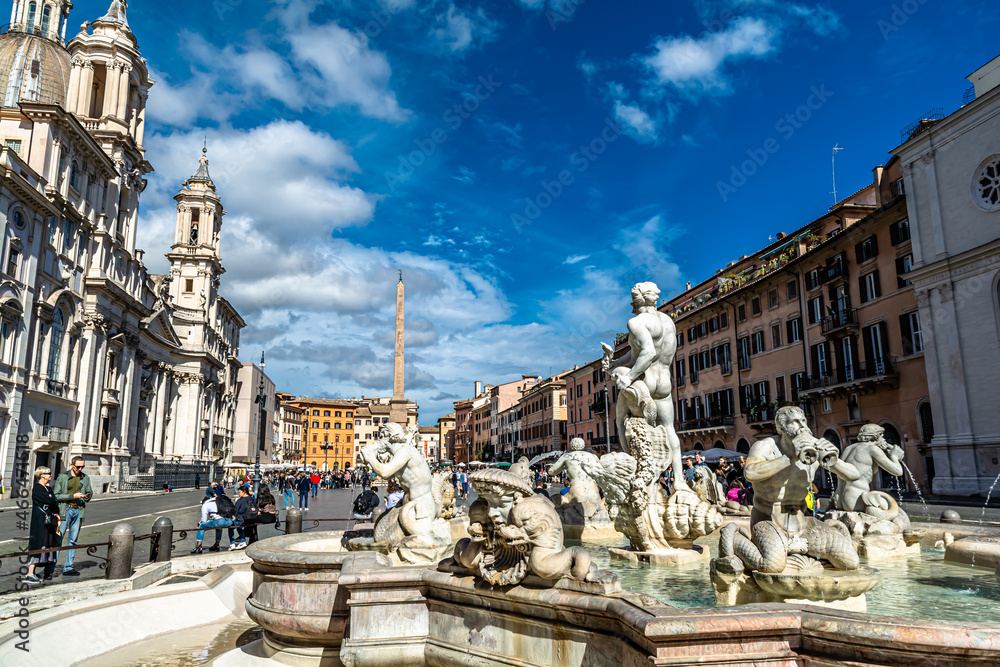 Roma Piazza Navona è una delle più celebri piazze monumentali di Roma, costruita in stile monumentale dalla famiglia Pamphili per volere di papa Innocenzo X (Giovanni Battista Pamphili) 