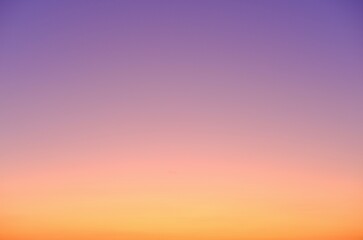 Fotobehang Aquarelschilderij wolkenkrabber  Abstracte zonsondergang in geel en paars  © Mariya_Maerdon