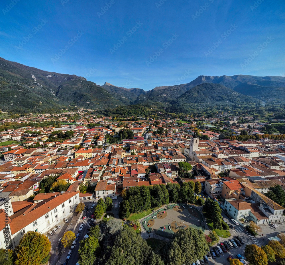 Camaiore, Toscana: vista aerea del centro città, sullo sfondo le Alpi Apuane meridionali con il monte Matanna e monte Prana