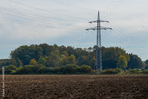Überlandleitungen auf einem Feld