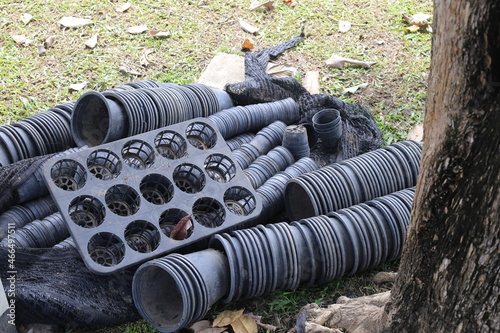 Groups of old, used pots were piled on the ground.