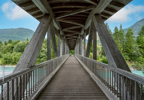 Holzbrücke am Fluss Lech in Tirol, Österreich