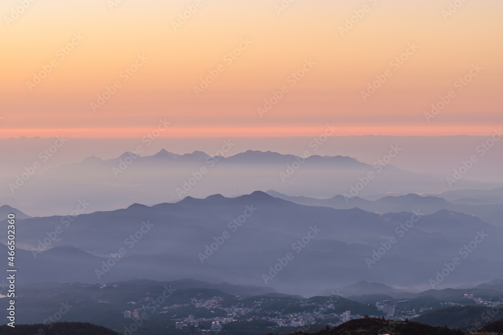秋の志賀高原の美しい志賀高原の早朝の風景
