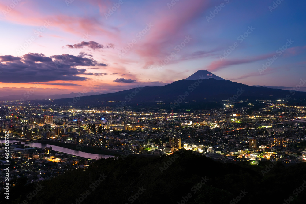 静岡県沼津市 香貫山公園からの富士山と夕暮れの街並み