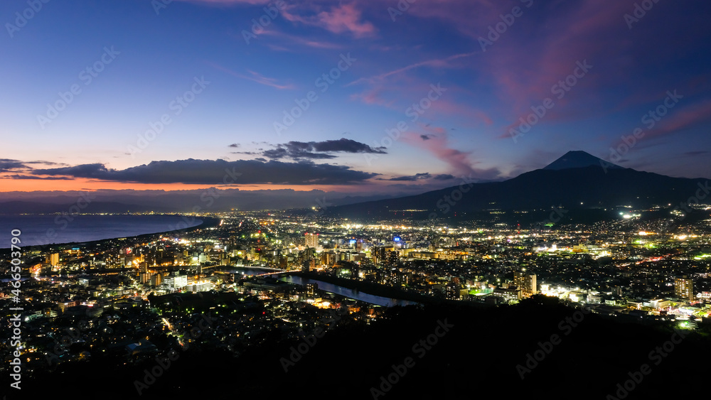 静岡県沼津市 香貫山公園からの富士山と夕暮れの街並み