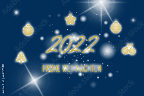 Grußkarte oder Banner mit 2022 Frohe Weihnachten und einigen hellen Sternen und goldenen Kugeln am Christbaum