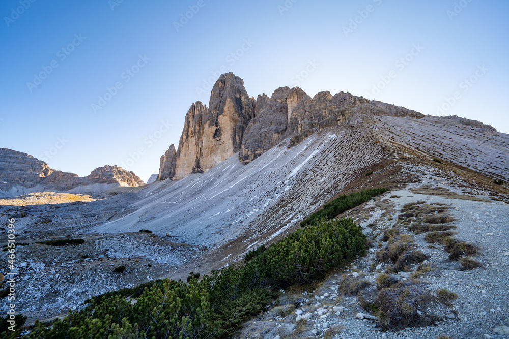 Fototapeta premium Dolomiten Drei Zinnen Sonnenaufgang Auronzo Hütte Dreizinnenhütte Sextner Dolomiten Südtirol Ostalpen