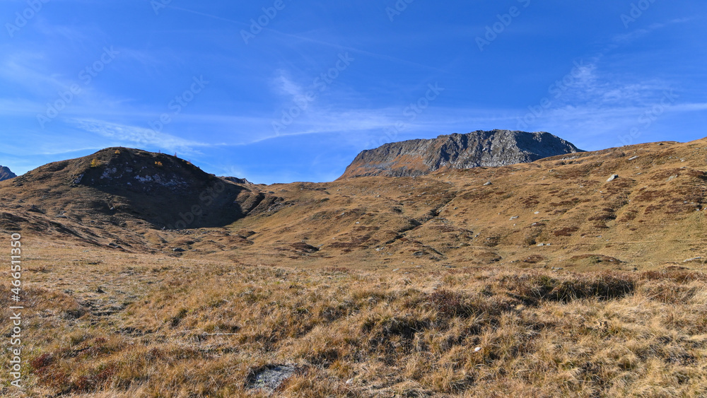 Paesaggio in alta montagna, in ottobre, con erba rossa e rocce