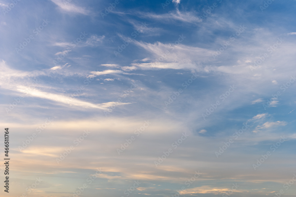 Obraz premium Cirrus Cloud Under Sunlight