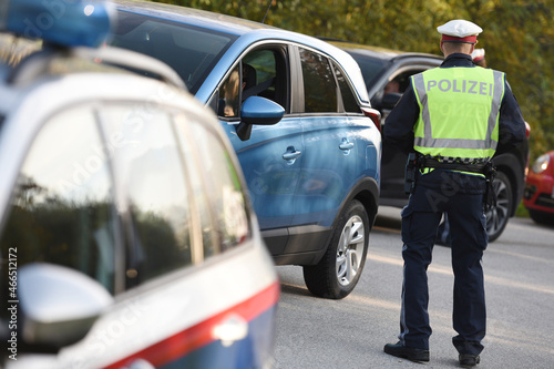 Ausreisekontrollen aus Corona-Hochinzidenz-Risikogebiet Gmunden durch Bundesheer und Polizei, Österreich, Europa photo