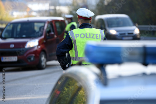Ausreisekontrollen aus Corona-Hochinzidenz-Risikogebiet Gmunden durch Bundesheer und Polizei, Österreich, Europa photo