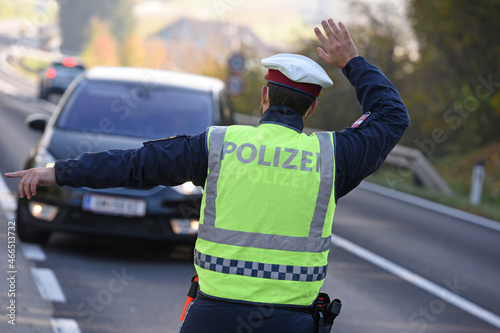 Ausreisekontrollen aus Corona-Hochinzidenz-Risikogebiet Gmunden durch Bundesheer und Polizei, Österreich, Europa photo