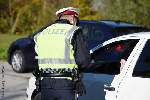 Ausreisekontrollen aus Corona-Hochinzidenz-Risikogebiet Gmunden durch Bundesheer und Polizei, Österreich, Europa photo